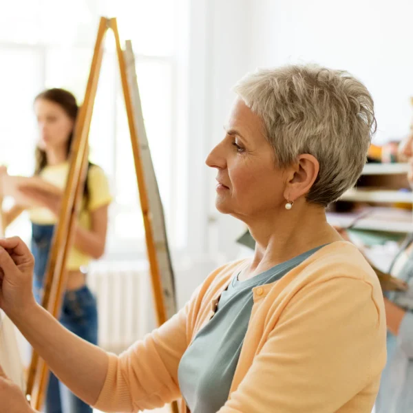 Festival artístico en pueblos rurales con pintura colectiva y talleres